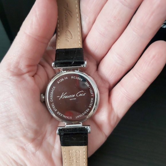 Gorgeous women Kenneth Cole watches - Picture 4 of 6